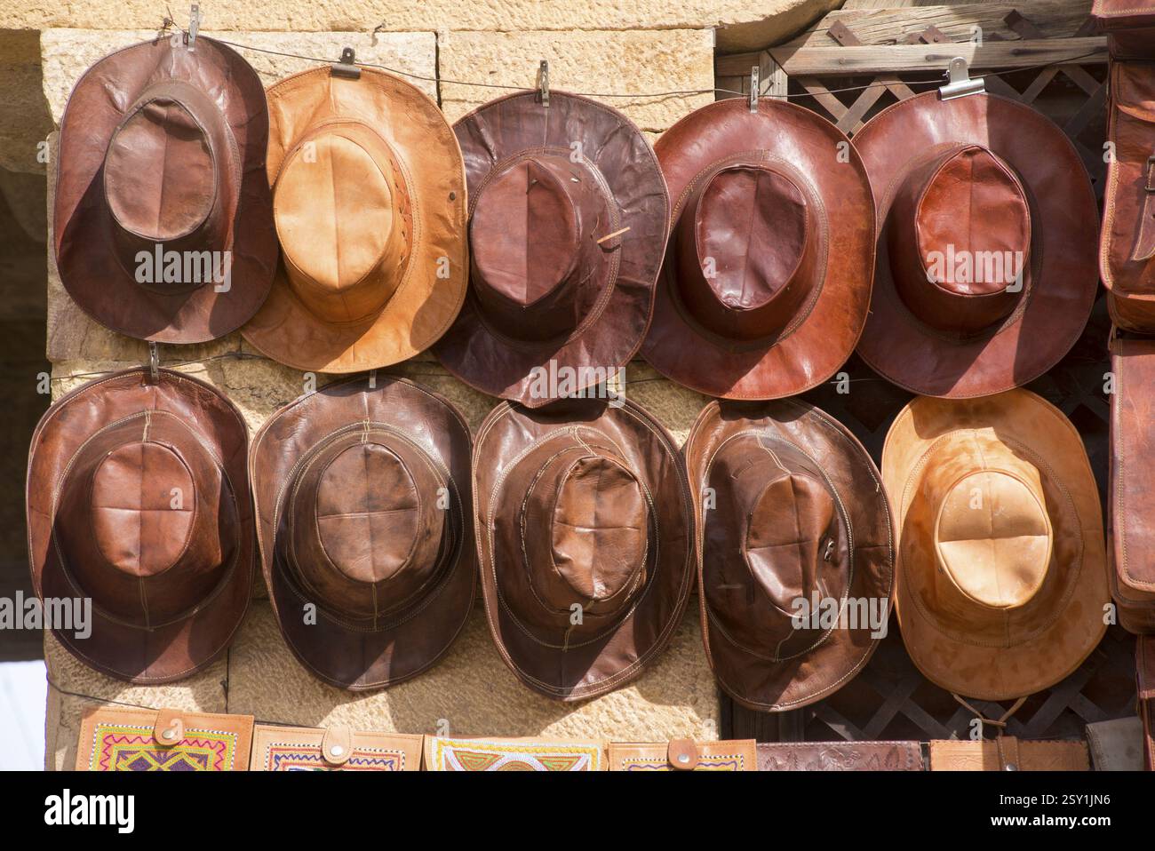 Cappelli di cuoio appeso alla parete, jaisalmer, Rajasthan, India, Asia Foto Stock