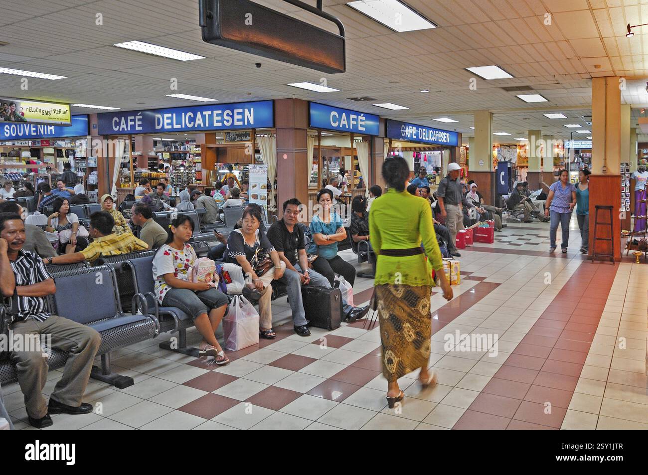 Caffè, sala d'attesa con i passeggeri, aeroporto, Denpasar, Bali, Indonesia, Asia Foto Stock