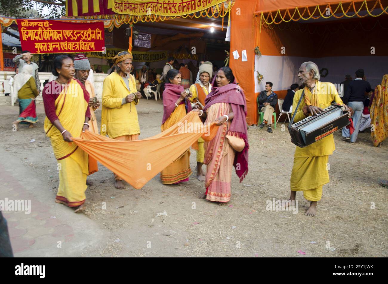 Sadhus implorava Makar Sankranti Kolkata Bengala Occidentale India Asia Foto Stock