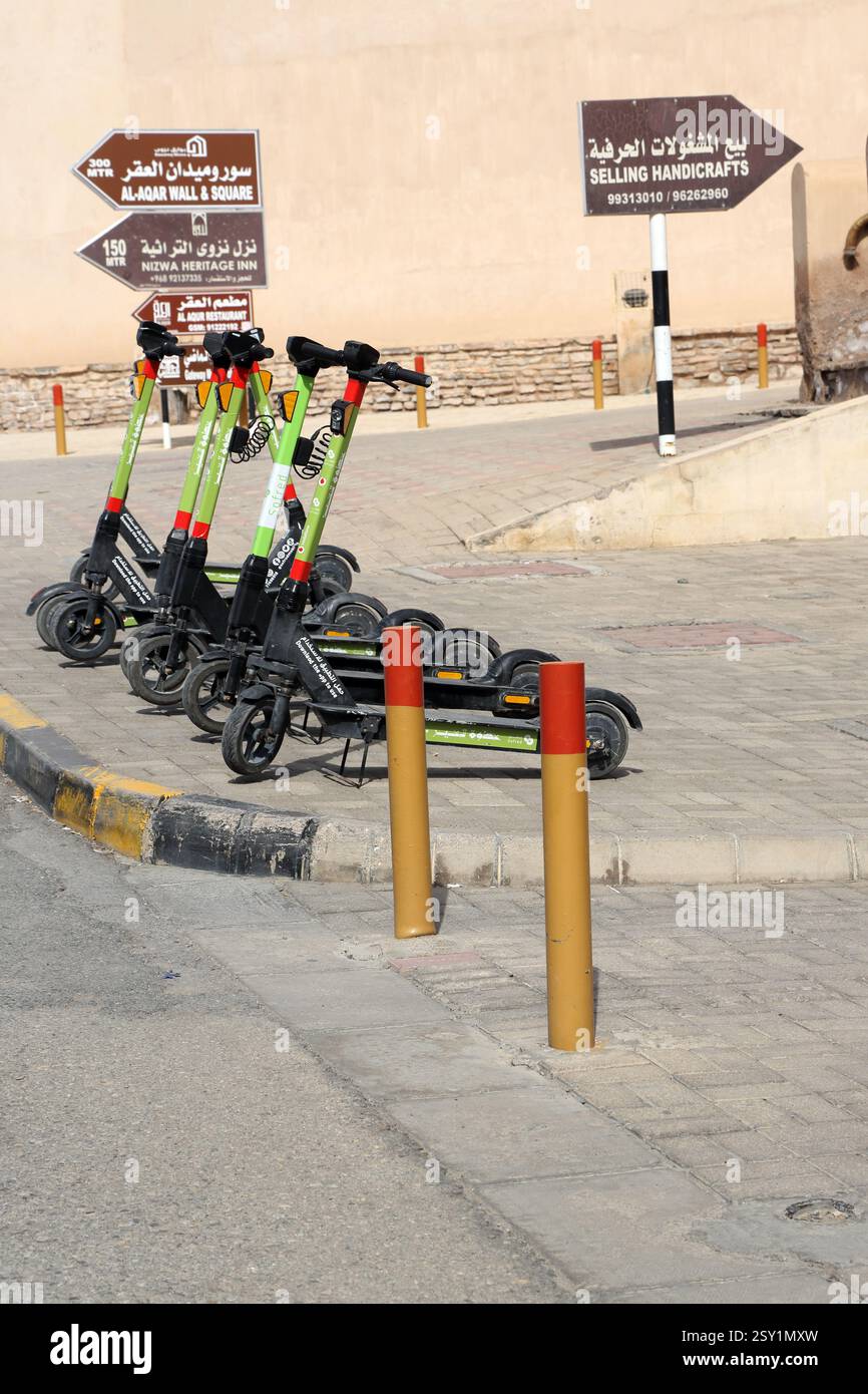Noleggio scooter elettrici a Nizwa Fort Oman Foto Stock