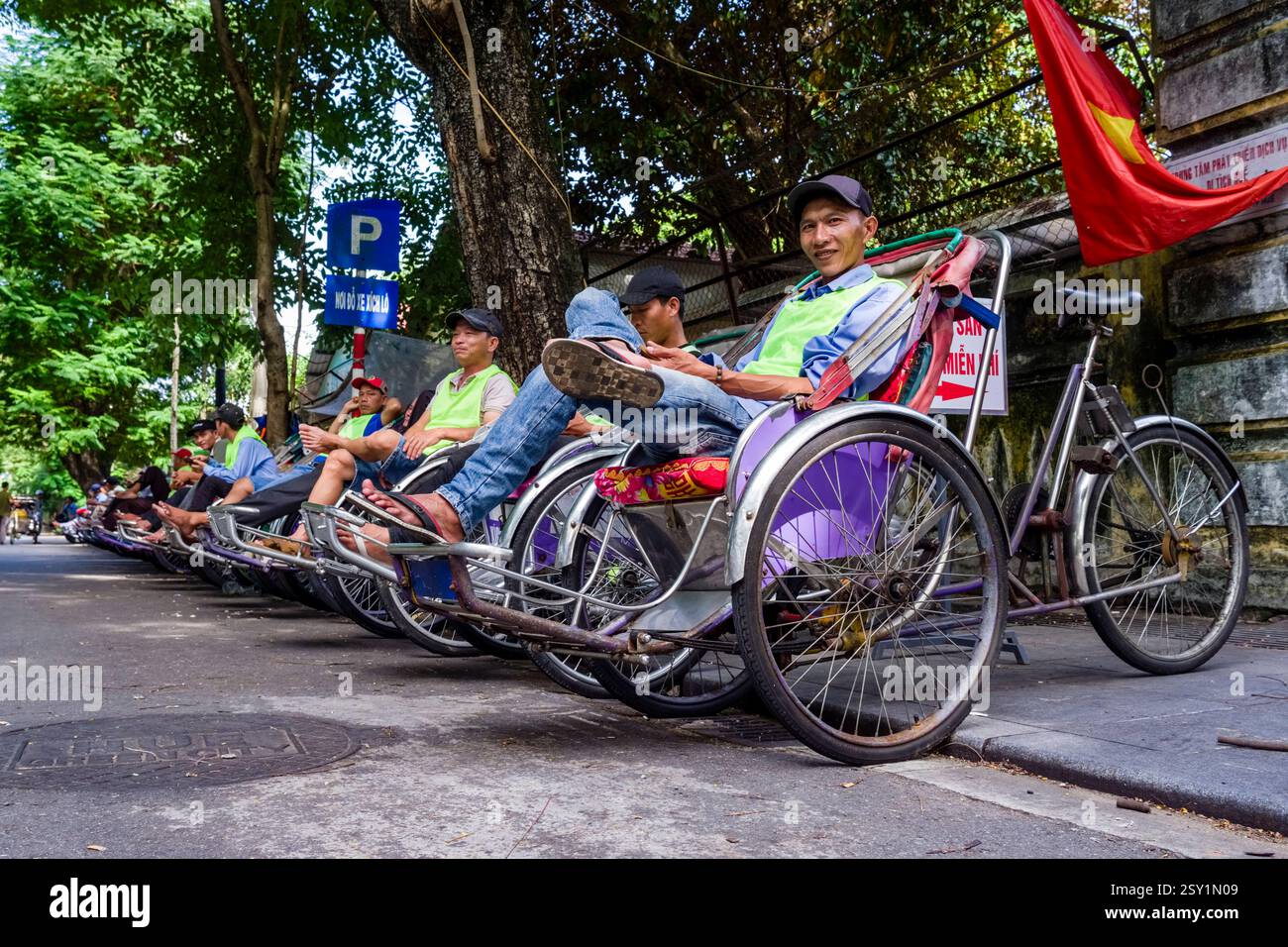 Di fronte alla cittadella di Hue, HoÃ ng ThÃ nh, molti piloti di risciò attendono di fila i clienti. Hue Thua Thien provincia di Hue Vietnam FB 2024 4165 Foto Stock