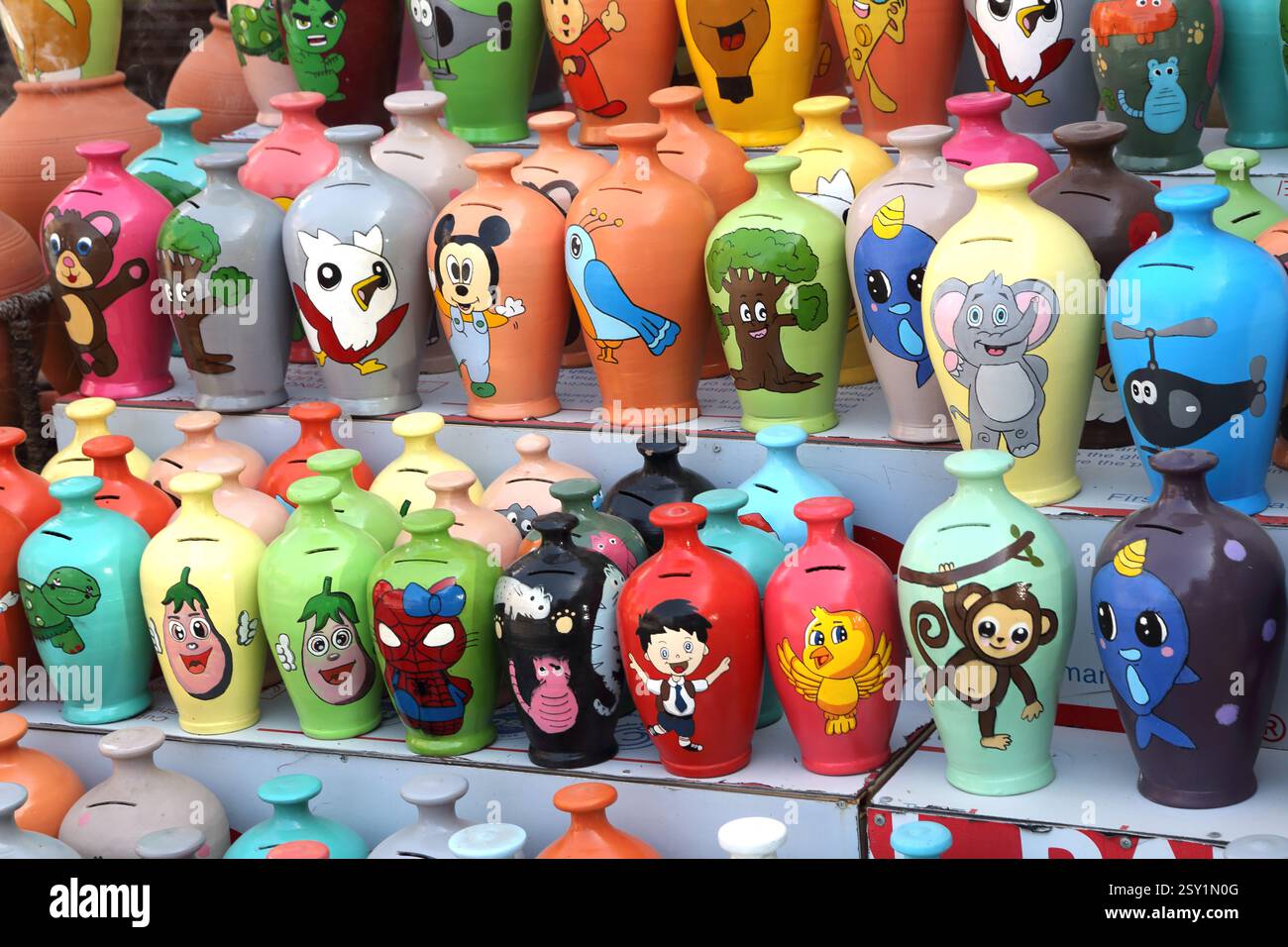 Colorate scatole di argilla per bambini in vendita al mercato di Nizwa (Souk) Oman Foto Stock