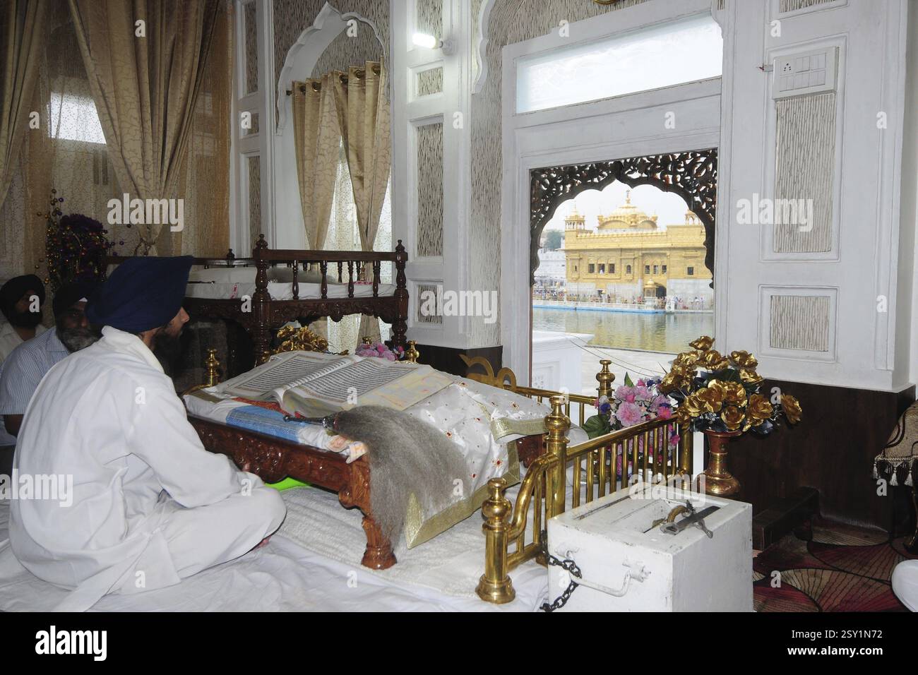 La religione sikh chierico la lettura di scritture, amritsar Punjab, India, Asia Foto Stock