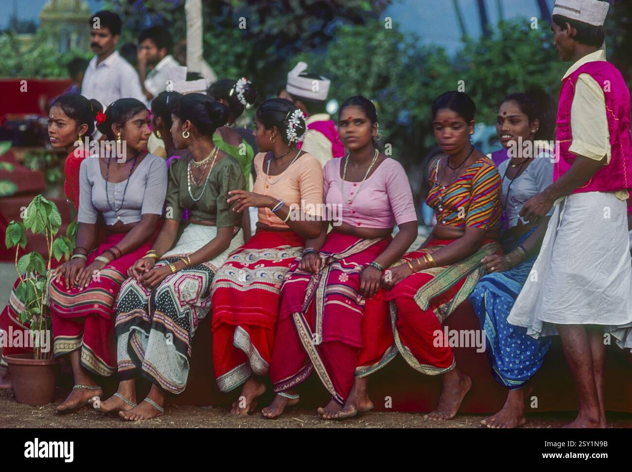 Folk artist ladies warli tribe, maharashtra, India, Asia Foto Stock
