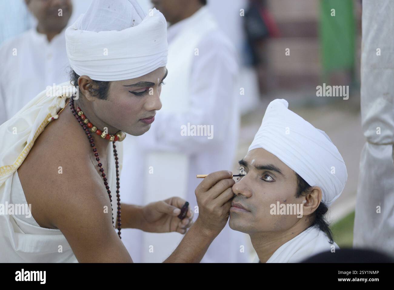 Ballerino Sattriya facendo il make up, India, Asia, signor#786 Foto Stock