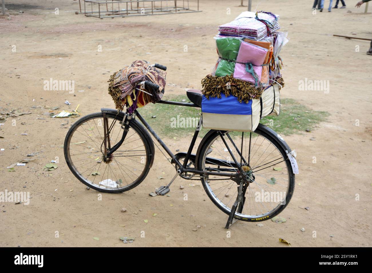 Abito fasci di pezzo sulla bicicletta il Madhya Pradesh India Asia Foto Stock