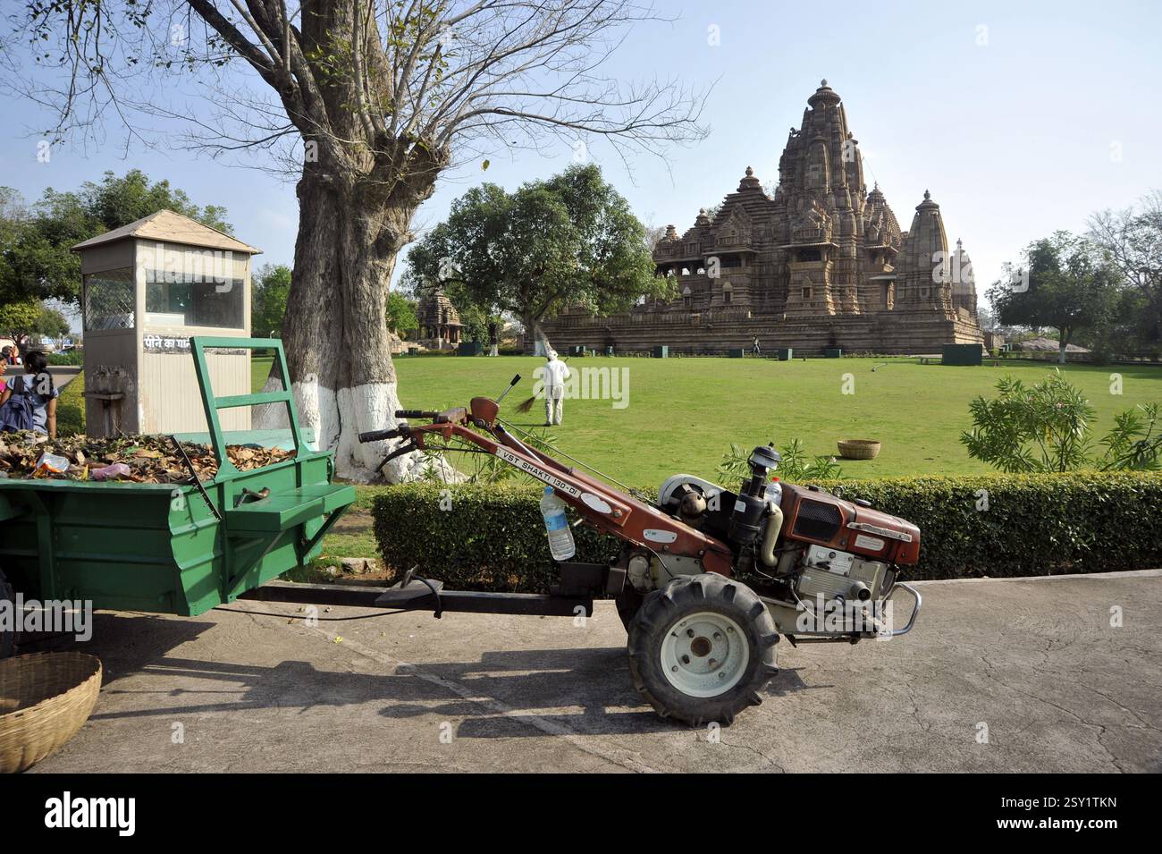 Piccolo trattore a Lakshman temple Khajuraho Madhya Pradesh India Asia Foto Stock