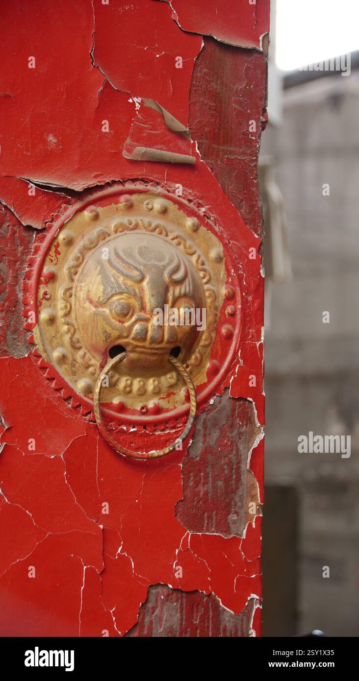 Porta di legno per un tempio in Cina Foto Stock