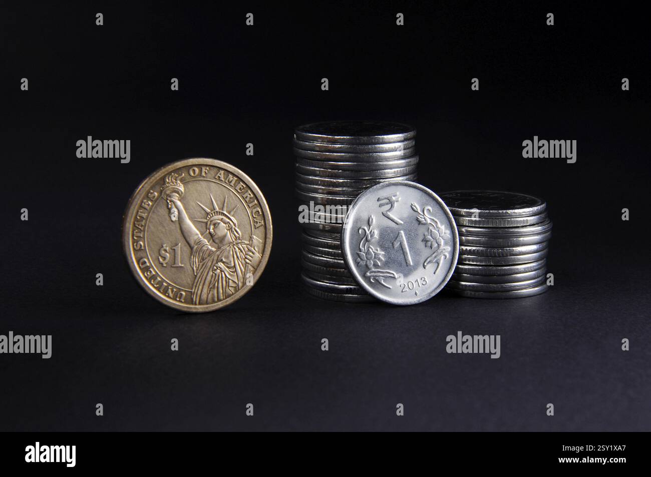 Concetto di Rupia indiana e monete in dollari americani Foto Stock