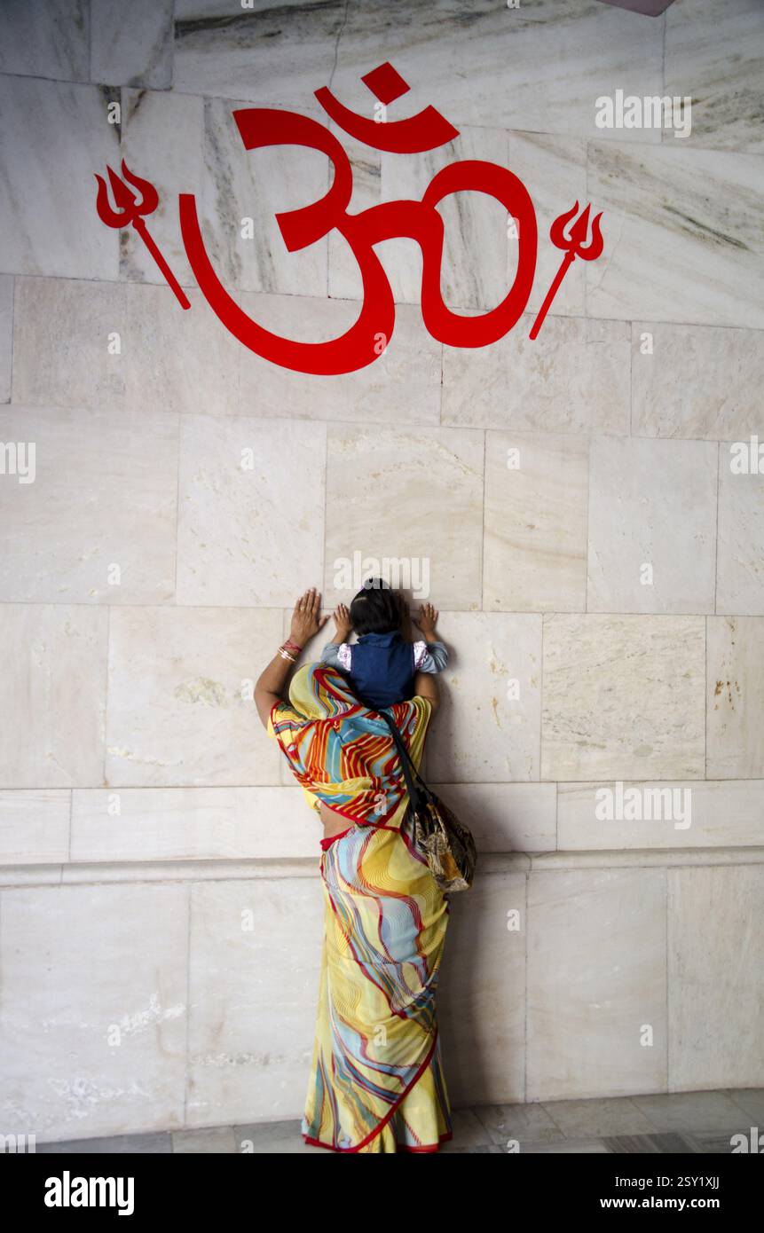Donna con bambino nel tempio, Jodhpur, Rajasthan, India, Asia Foto Stock