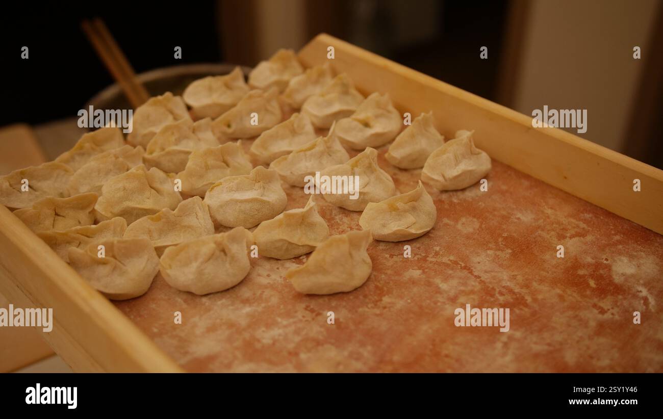 Gnocchi cinesi in produzione Foto Stock