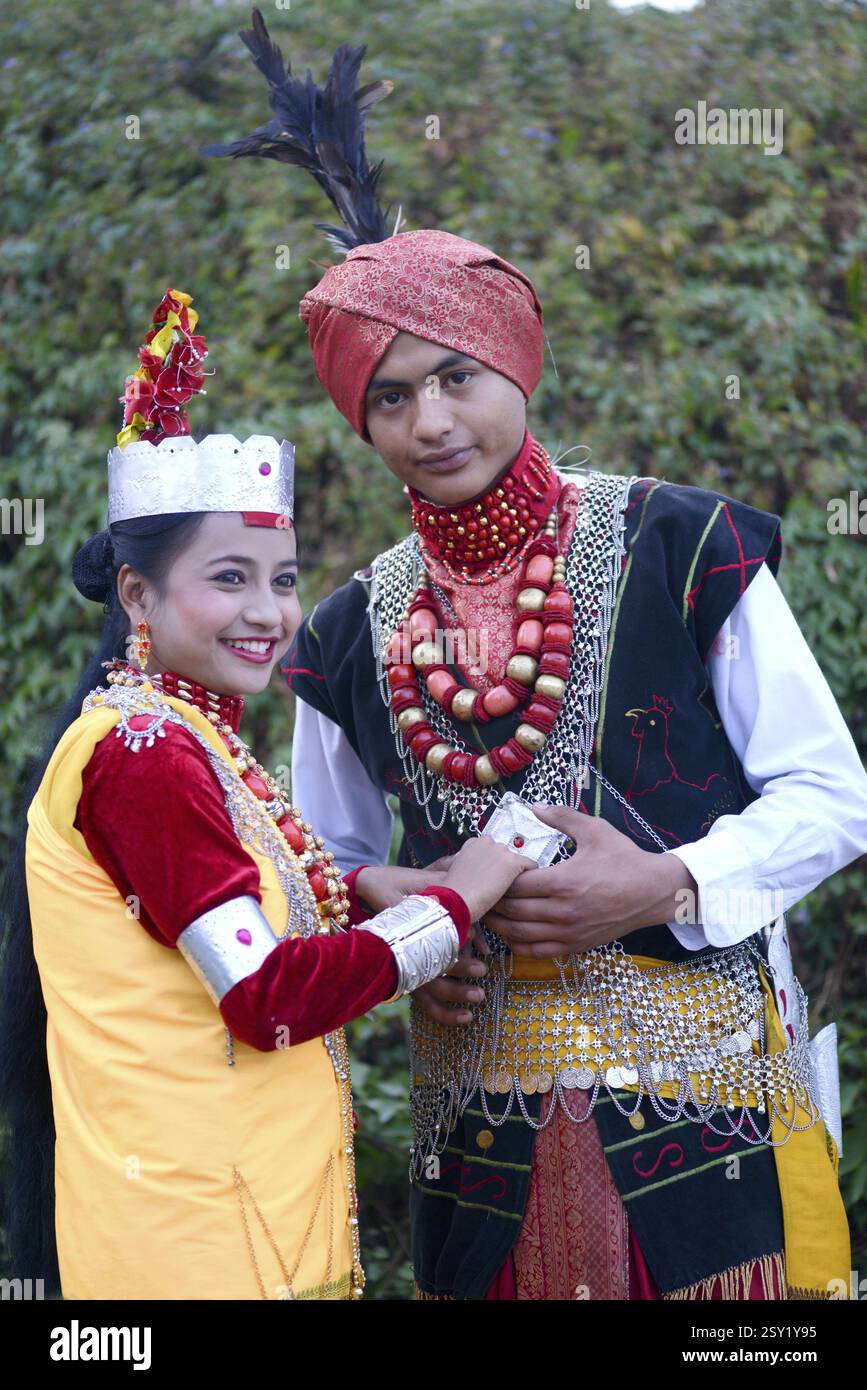 Giovane indossando vestiti tradizionali, Meghalaya, India, Asia, signor#786 Foto Stock
