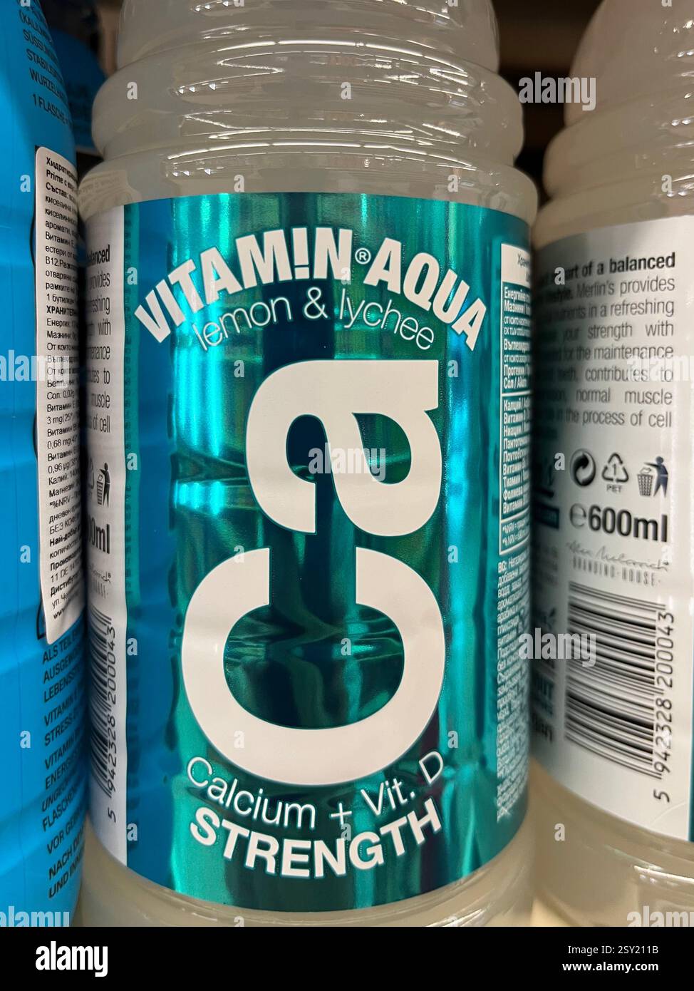 Bottiglie per bevande Vitamin Aqua Calcium sullo scaffale del supermercato, bevande funzionali, selezione moderna di bevande alimentari, - Immagine stock catturata con smartphone