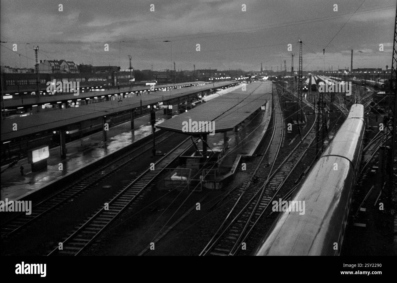 Germania, Berlino, 03.02.1992, stazione ferroviaria di Lichtenberg, binari ferroviari, piattaforma, Europa Foto Stock