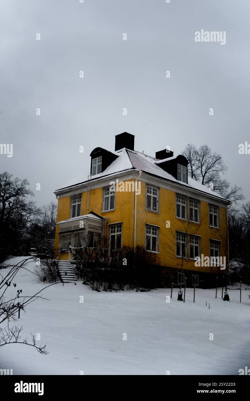 Grande casa gialla in Svezia Foto Stock
