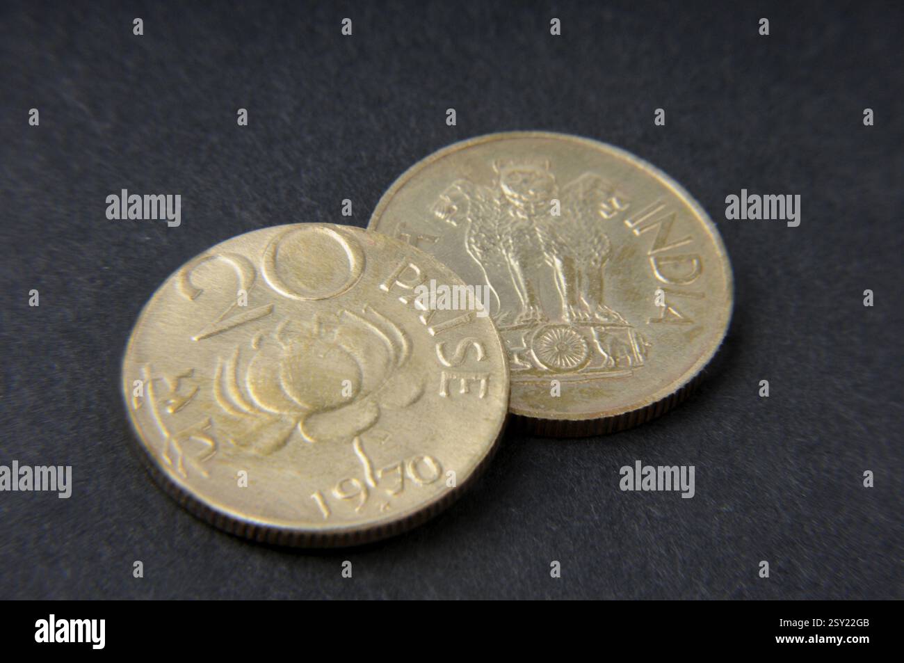 Concetto di vecchie monete indiane Foto Stock