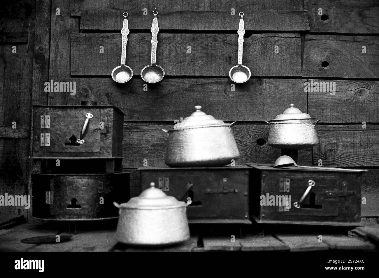 Utensili da cucina di mercato Manali Himachal Pradesh India Asia 1982 Foto Stock