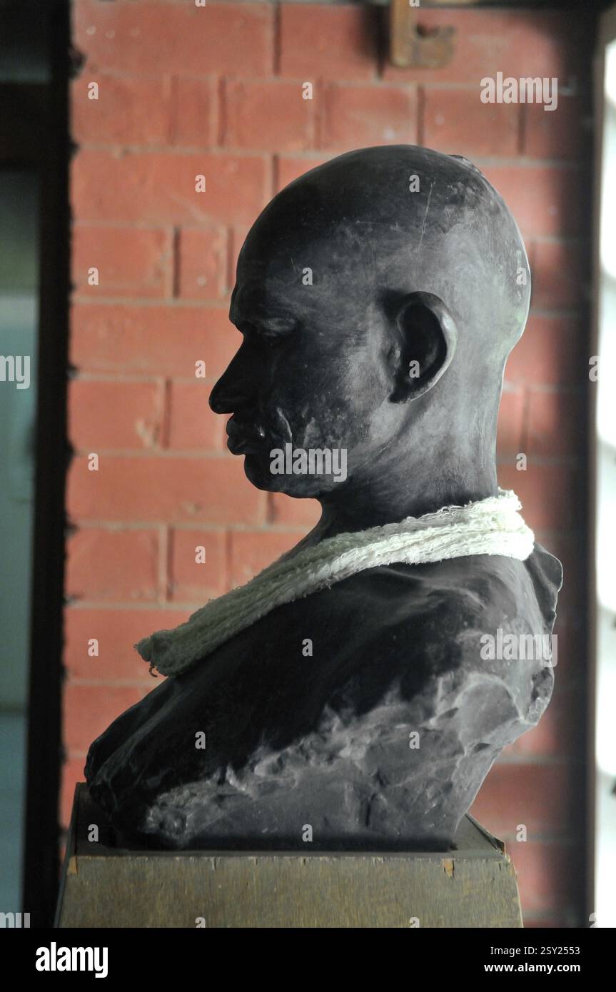 Statua del mahatma gandhi a sabarmati ashram, Ahmedabad, Gujarat, India, Asia Foto Stock