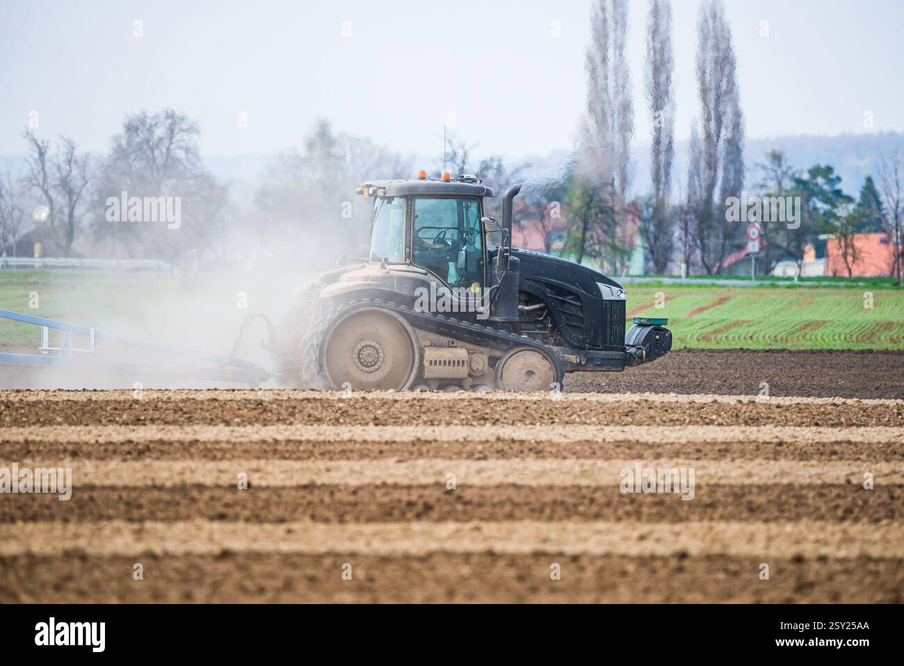 Nupaky, repubblica Ceca - 21 aprile 2021. Trattore cingolato in funzione nel campo primaverile vicino a Praga Foto Stock
