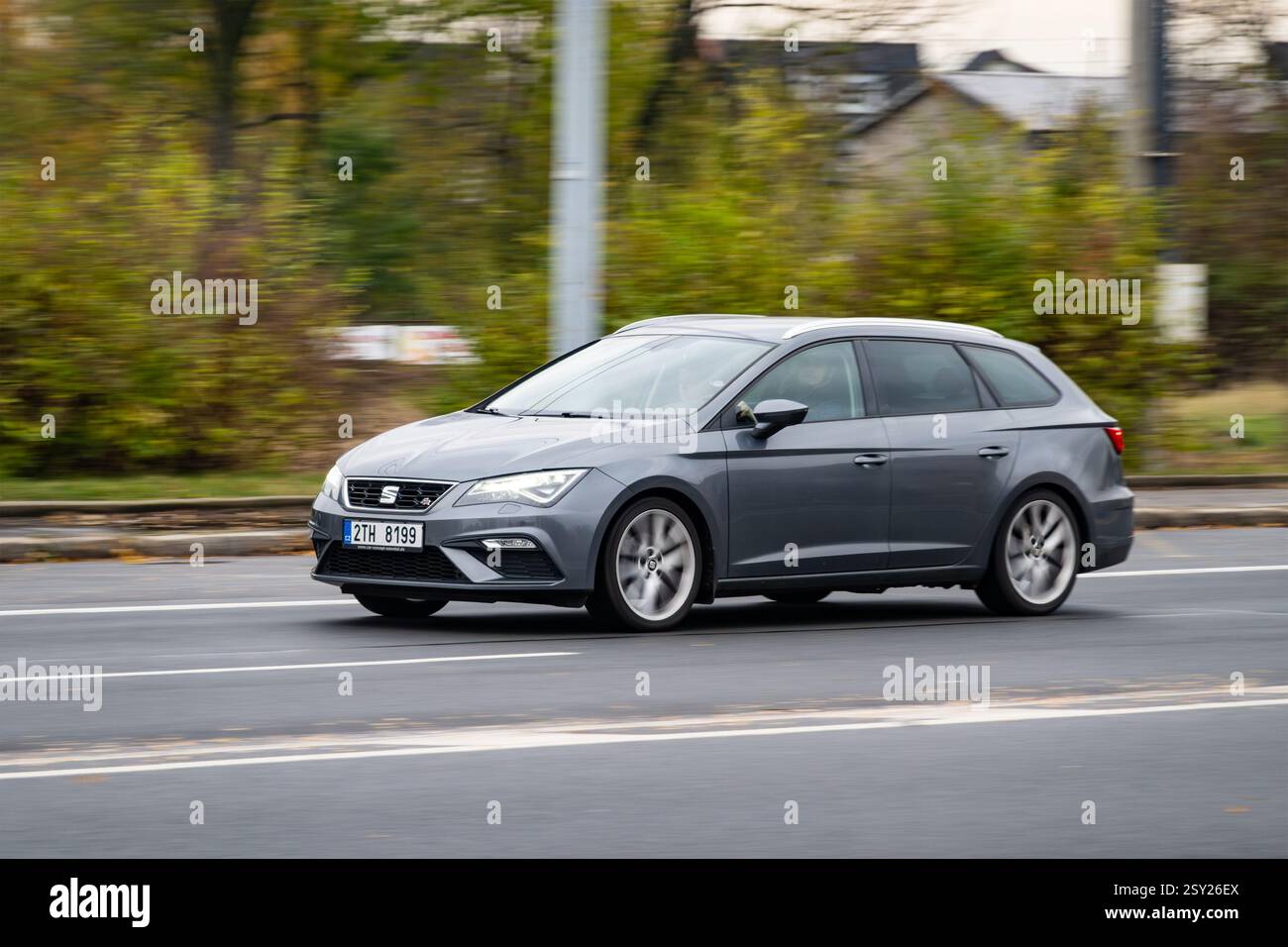 OSTRAVA, CZECHIA - 17 NOVEMBRE 2023: Station wagon Grey Seat Leon ST FR con effetto motion blur Foto Stock
