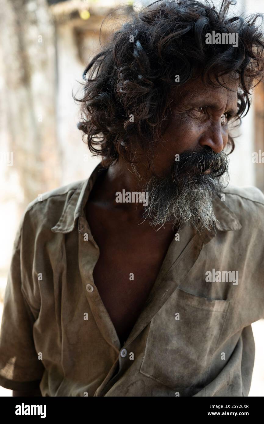 Senzatetto nell'India rurale con la faccia triste Foto Stock
