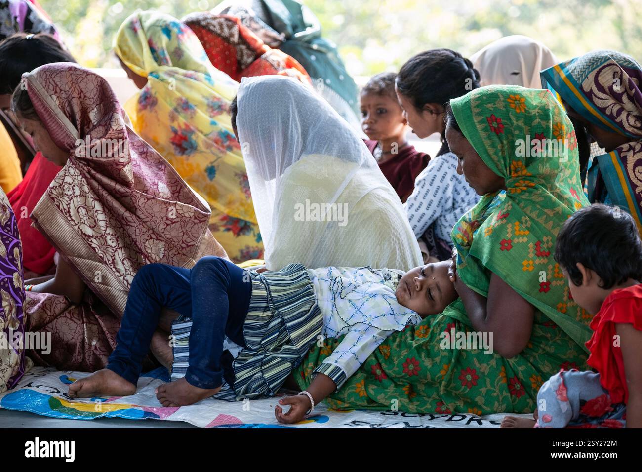 Comunità cattolica rurale durante un'omelia all'aperto in India Foto Stock