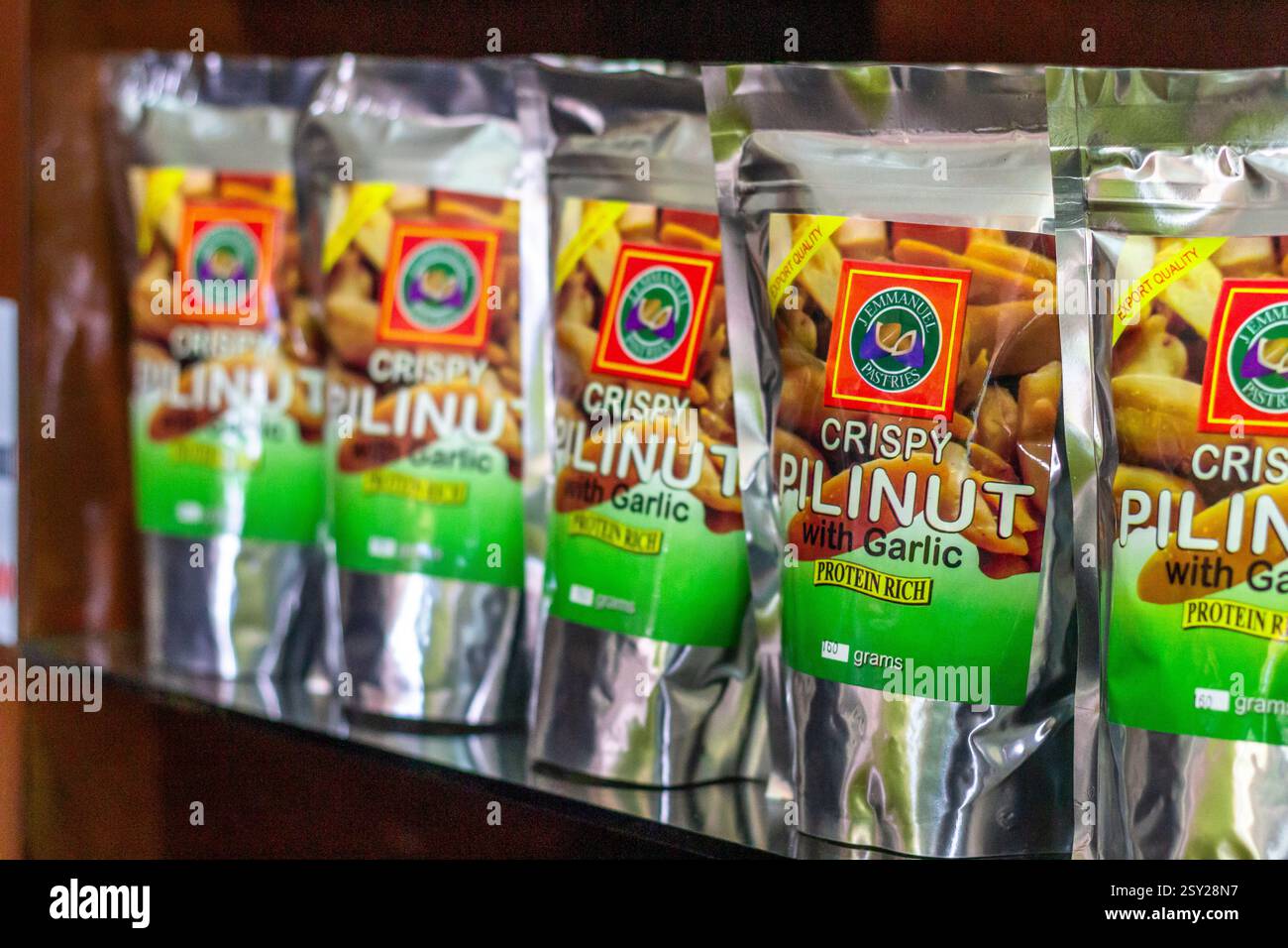 Confezioni di noci di peperoncino caramellate vendute in un centro turistico di Bicol, Filippine, una prelibatezza dolce e croccante popolare tra i visitatori e la gente del posto Foto Stock