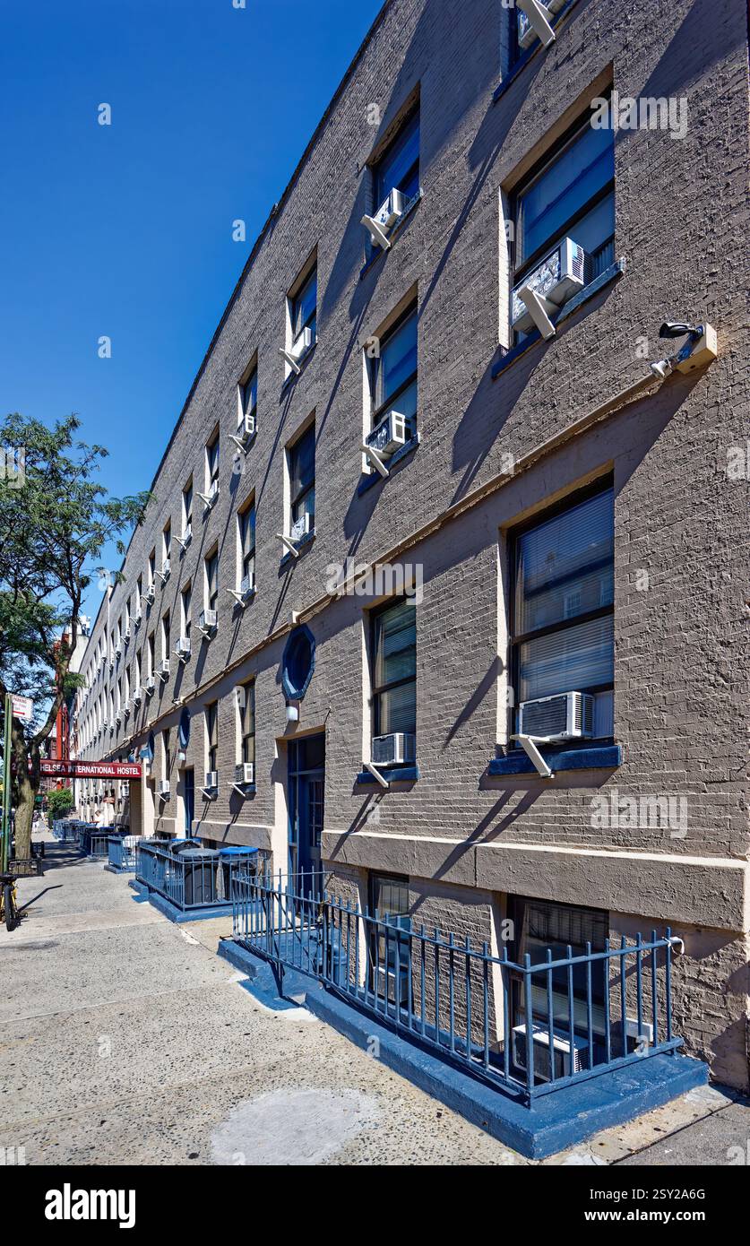 251 West 20th Street, Chelsea International Hostel, è un ostello in mattoni dipinti a tre piani che offre sistemazioni economiche e in stile dormitorio. Foto Stock