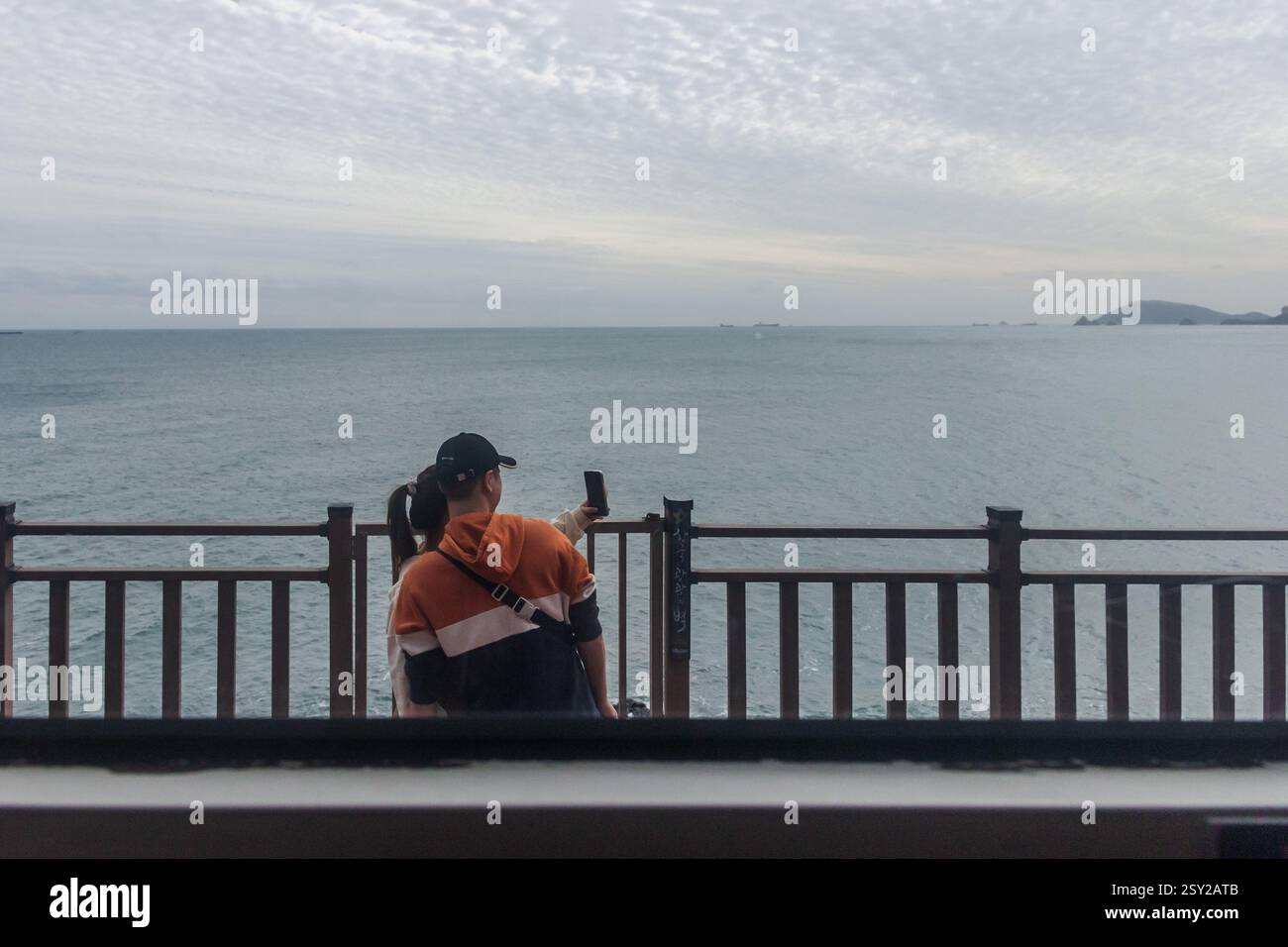 Busan, Corea del Sud - 29 ottobre 2024: La Busan Green Railway, nota anche come Haeundae Green Railway, è un sentiero costiero a piedi con un ponte in legno Foto Stock