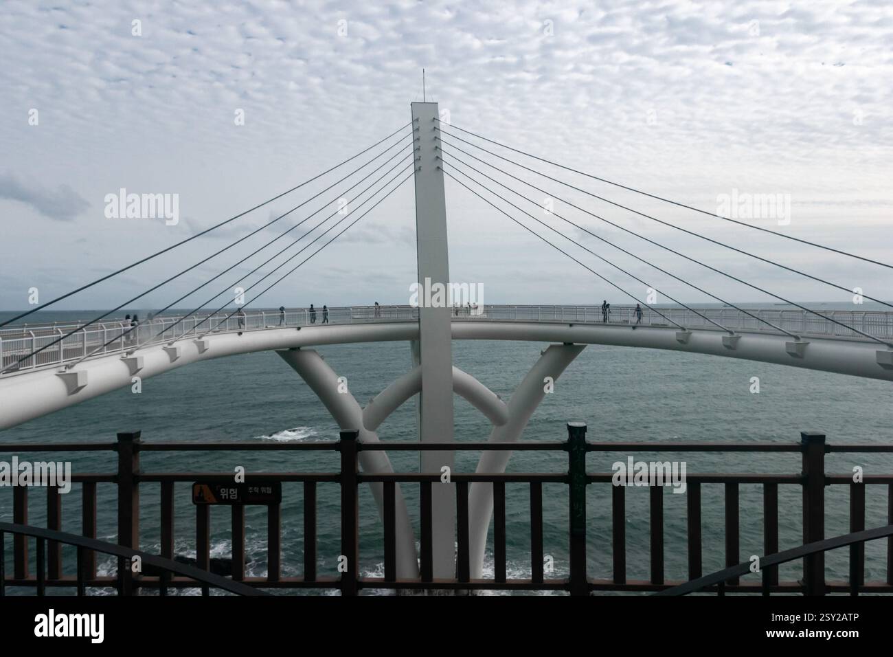 Busan, Corea del Sud - 29 ottobre 2024: Una passerella sull'acqua lungo il percorso della Busan Green Railway, nota anche come Haeundae Green Railway. Foto Stock