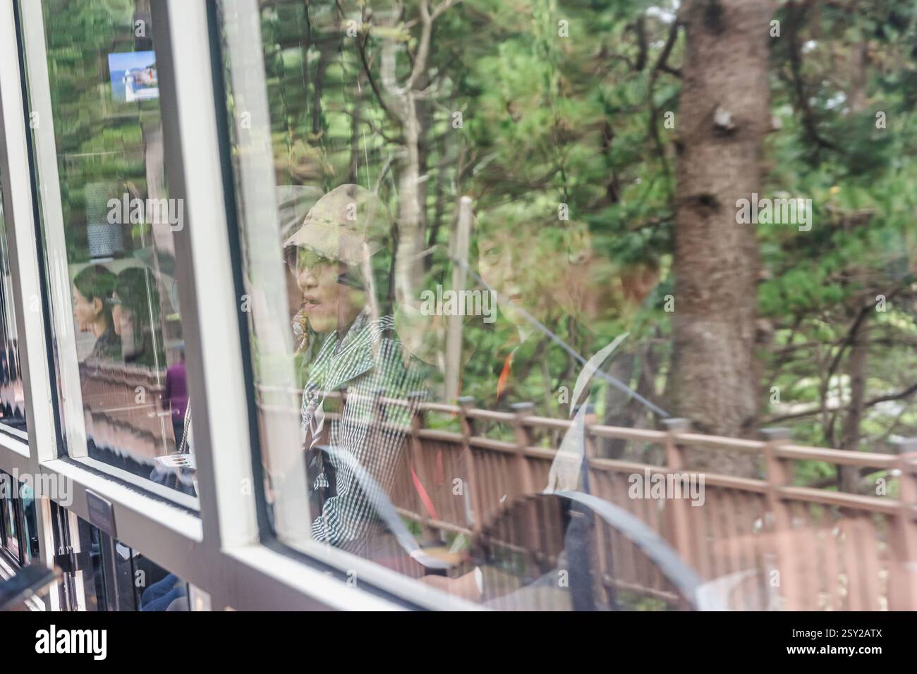 Busan, Corea del Sud - 29 ottobre 2024: Visitatori che esplorano Haeundae Blueline Park, popolare destinazione turistica. Busan Green Railway. Foto Stock