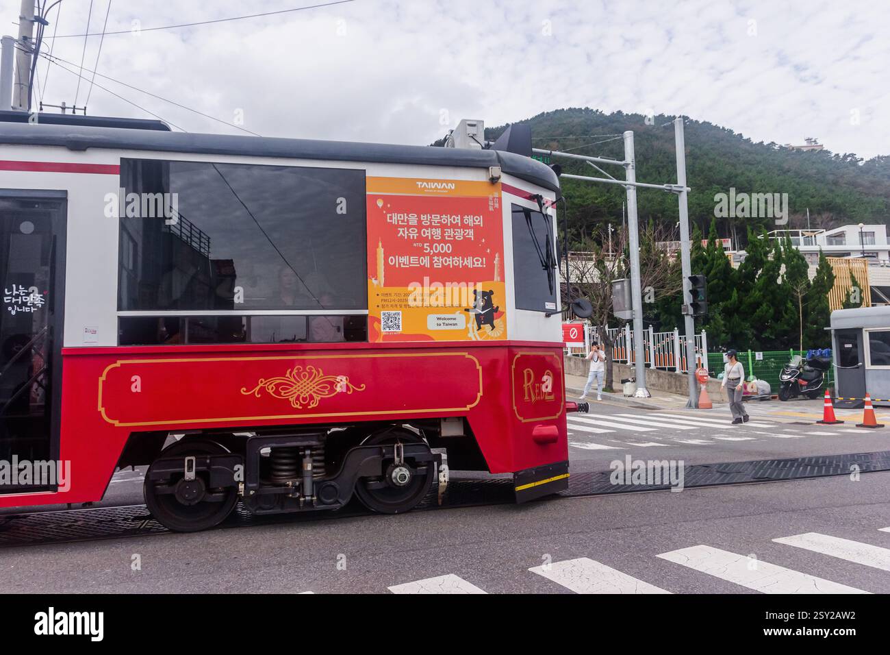 Busan, Corea del Sud - 29 ottobre 2024: Visitatori che esplorano Haeundae Blueline Park, popolare destinazione turistica. Busan Green Railway. Foto Stock