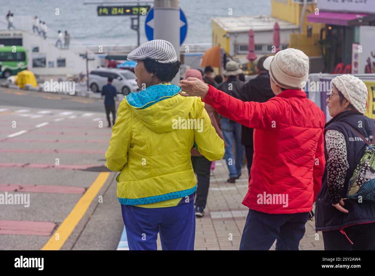 Busan, Corea del Sud - 29 ottobre 2024: Visitatori che esplorano Haeundae Blueline Park, popolare destinazione turistica. Busan Green Railway. Foto Stock