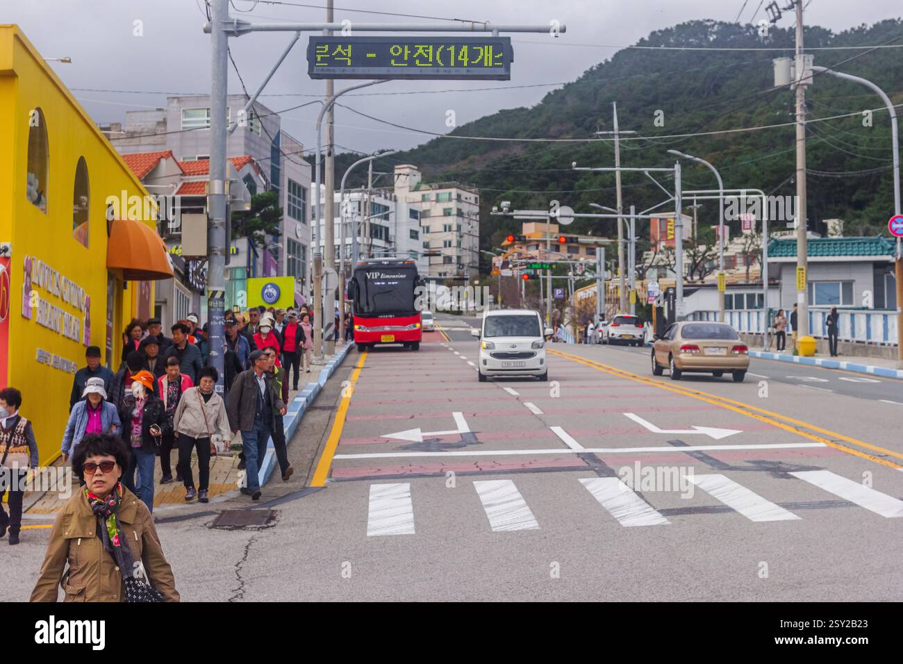 Busan, Corea del Sud - 29 ottobre 2024: Visitatori che esplorano Haeundae Blueline Park, popolare destinazione turistica. Busan Green Railway. Foto Stock