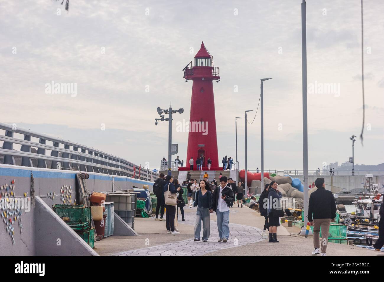Busan, Corea del Sud - 29 ottobre 2024: Faro rosso, la popolare destinazione di viaggio a Busan, Corea del Sud. Un faro rosso che offre vedute panoramiche. Foto Stock