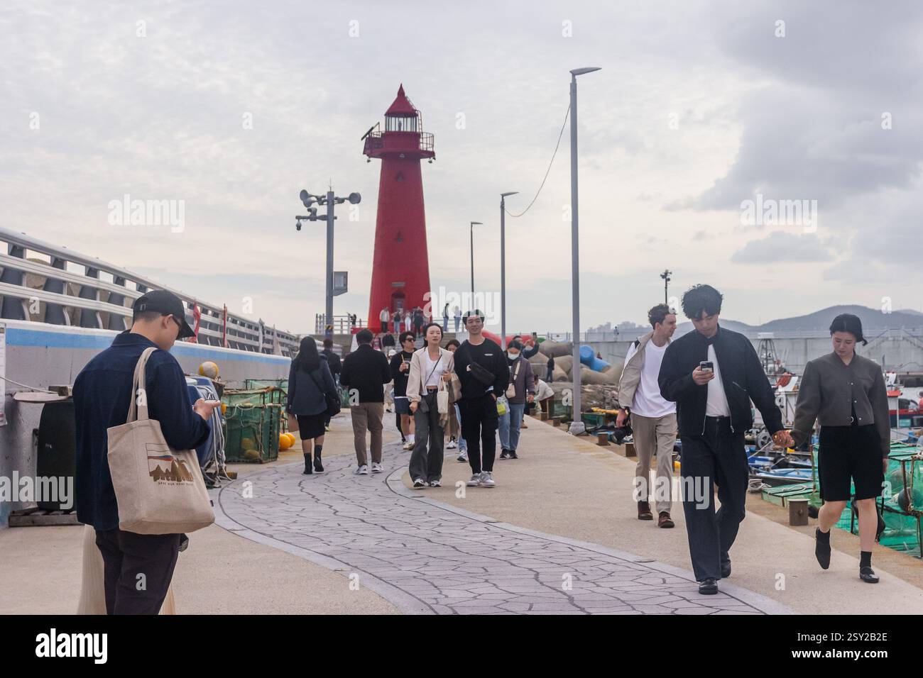 Busan, Corea del Sud - 29 ottobre 2024: Faro rosso, la popolare destinazione di viaggio a Busan, Corea del Sud. Un faro rosso che offre vedute panoramiche. Foto Stock