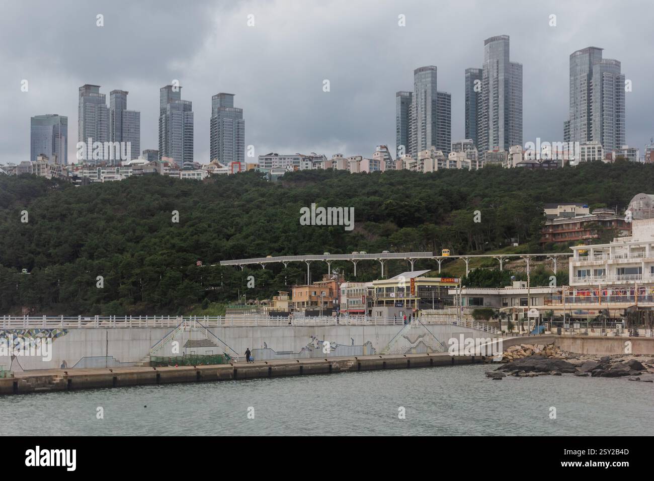 Busan, Corea del Sud - 29 ottobre 2024: Porto di pesca di Cheongsapo, che offre un'atmosfera serena e una splendida vista sul mare. Foto Stock