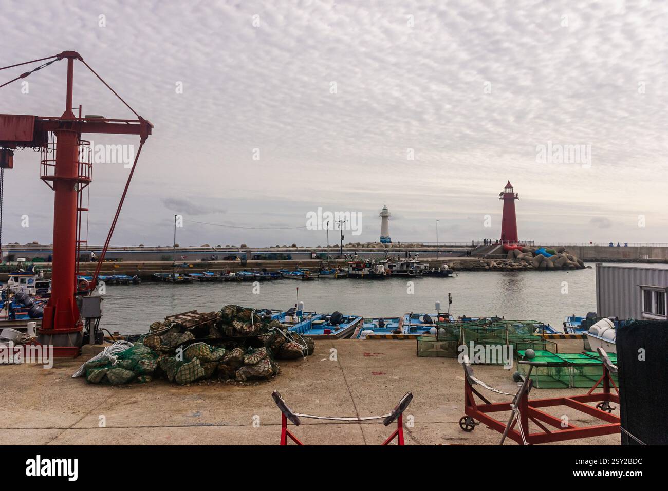Busan, Corea del Sud - 29 ottobre 2024: Porto di pesca di Cheongsapo, che offre un'atmosfera serena e una splendida vista sul mare. Foto Stock