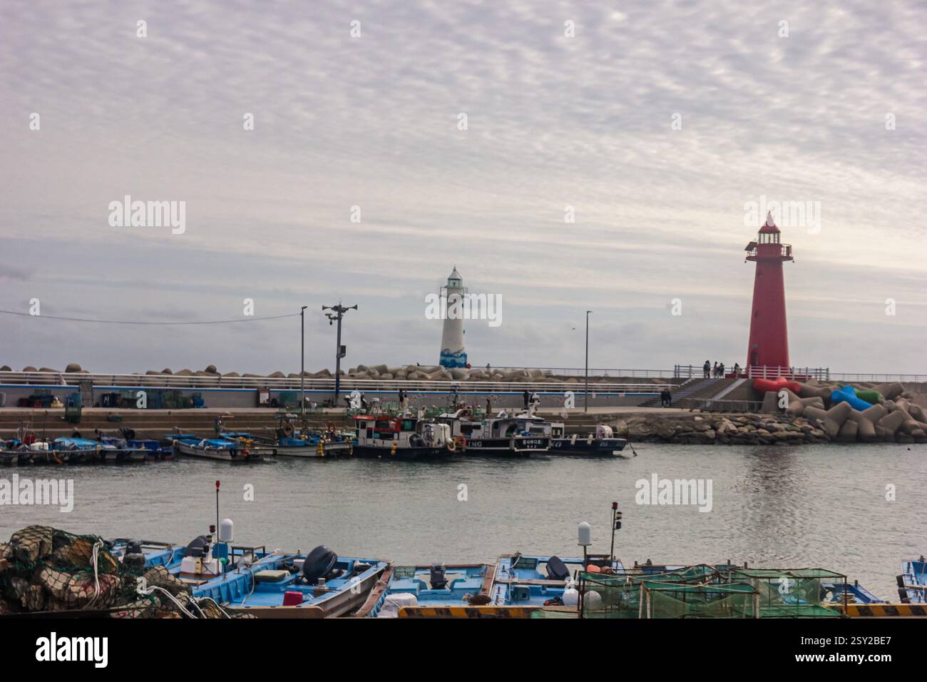 Busan, Corea del Sud - 29 ottobre 2024: Porto di pesca di Cheongsapo, che offre un'atmosfera serena e una splendida vista sul mare. Foto Stock
