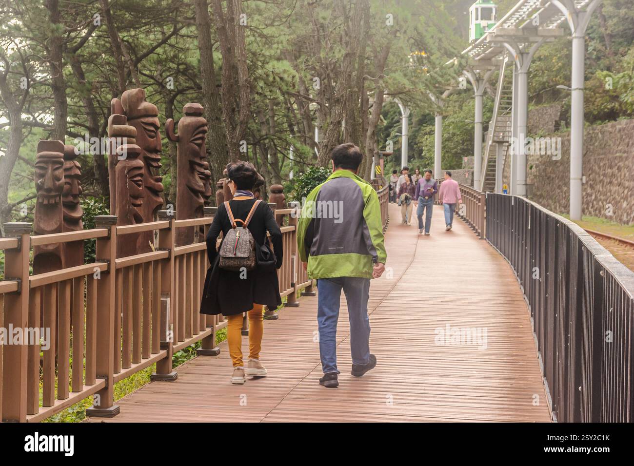 Busan, Corea del Sud - 29 ottobre 2024: La Busan Green Railway, nota anche come Haeundae Green Railway, è un sentiero costiero a piedi con un ponte in legno Foto Stock