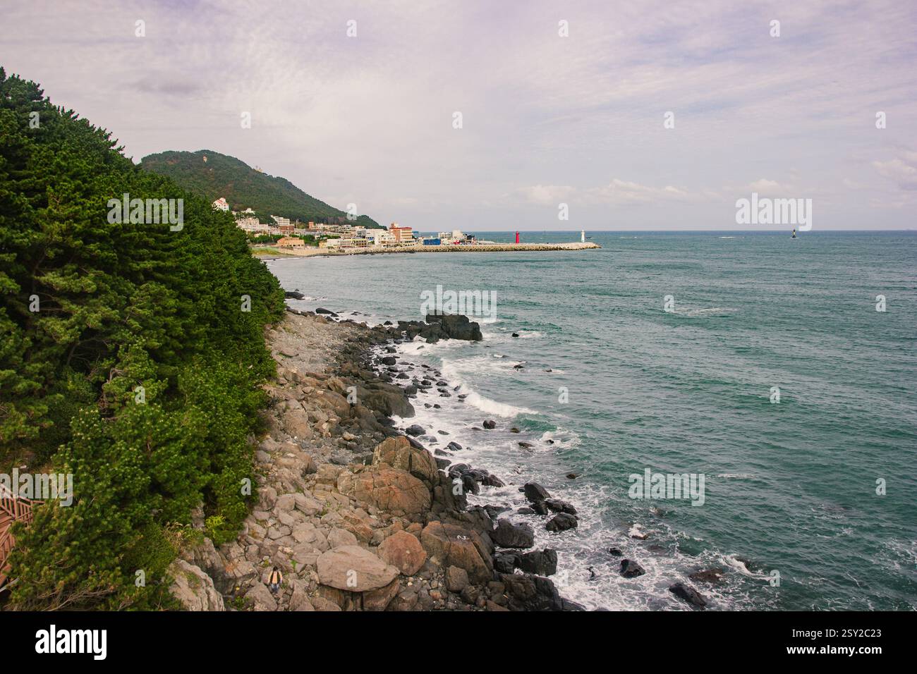 Una vista sulla costa del mare a Busan, Corea del Sud. Una vista panoramica della costa oceanica di Busan, Corea del Sud. Foto Stock