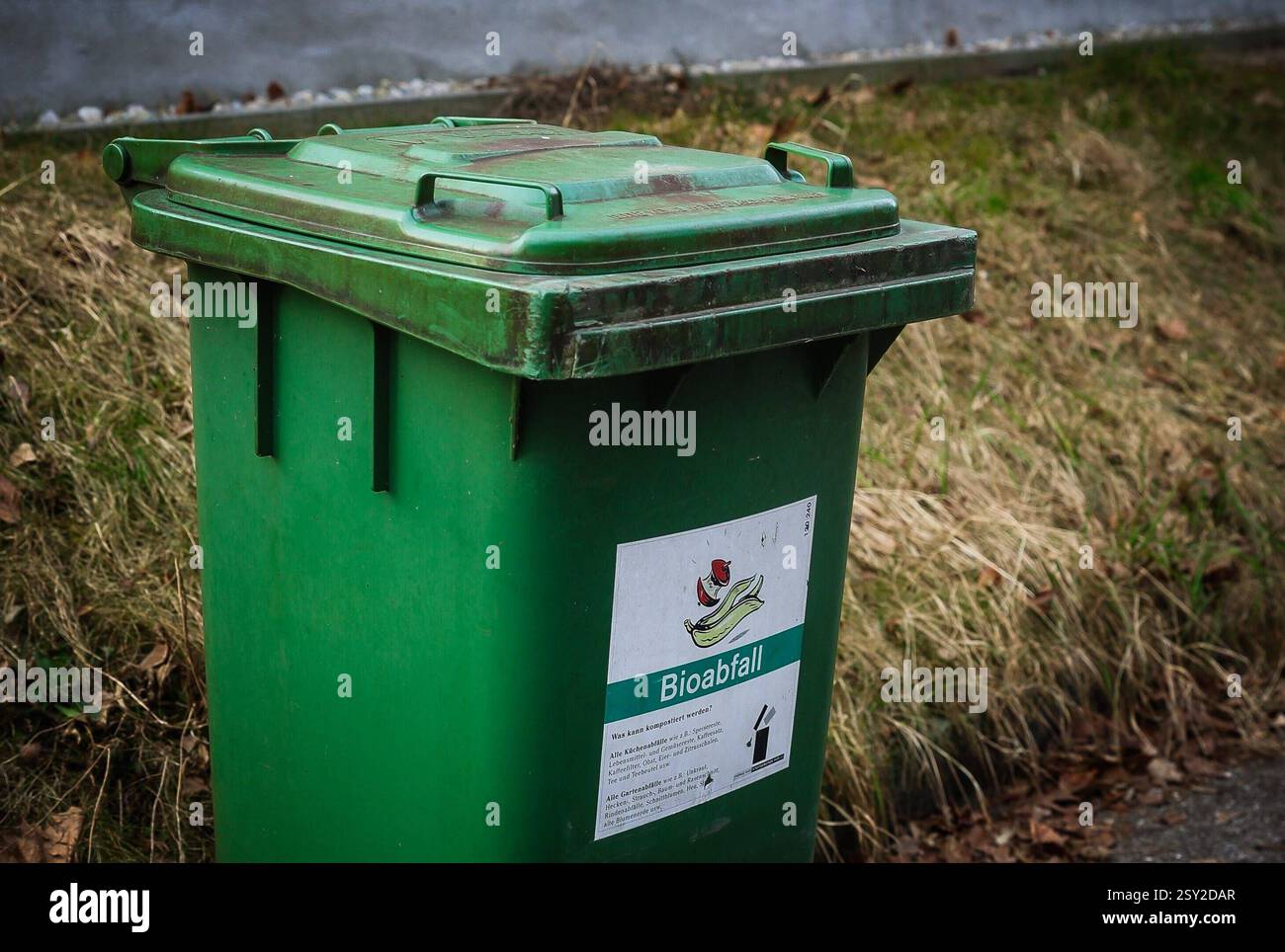 26.02.2025, Ried im Innkreis, AUT, Unterwegs in Oberösterreich, Symbolbild, Themenbild, Verschiedene Themenbilder, Bio tonne, im Bild Türe, Eingang, Schwurgerichtssaal, Eingang KTM Tagsatzung, *** 26 02 2025, Ried im Innkreis, AUT, Unterwegs in Oberösterreich, Symbolbild, Themenbild, Verschiedene Themenbilder, Bio tonne, im Bild Türe, Eingang, Schwurgerichtssaal, Eingang KTM Tagsatzung, Foto Stock