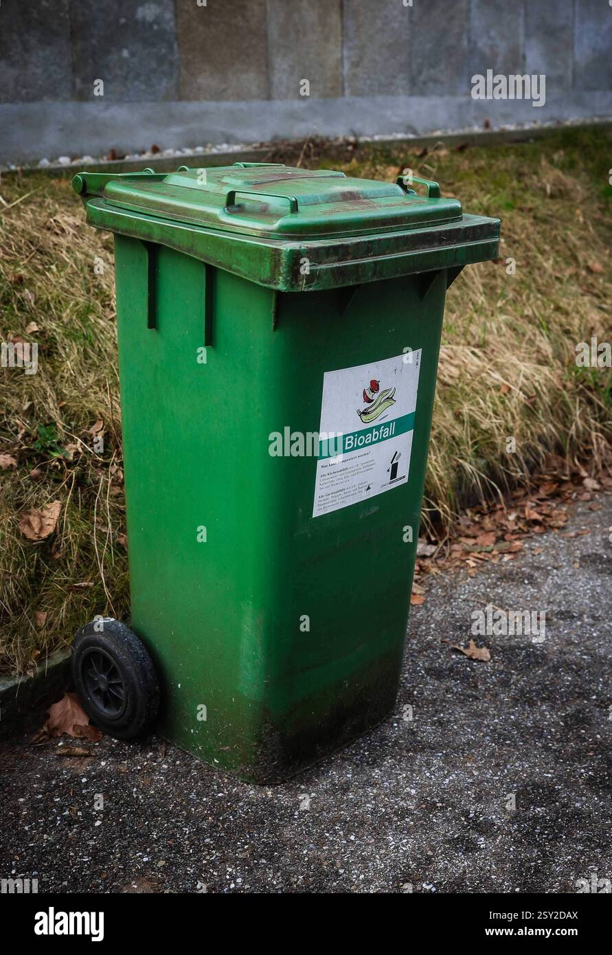 26.02.2025, Ried im Innkreis, AUT, Unterwegs in Oberösterreich, Symbolbild, Themenbild, Verschiedene Themenbilder, Bio tonne, im Bild Türe, Eingang, Schwurgerichtssaal, Eingang KTM Tagsatzung, *** 26 02 2025, Ried im Innkreis, AUT, Unterwegs in Oberösterreich, Symbolbild, Themenbild, Verschiedene Themenbilder, Bio tonne, im Bild Türe, Eingang, Schwurgerichtssaal, Eingang KTM Tagsatzung, Foto Stock