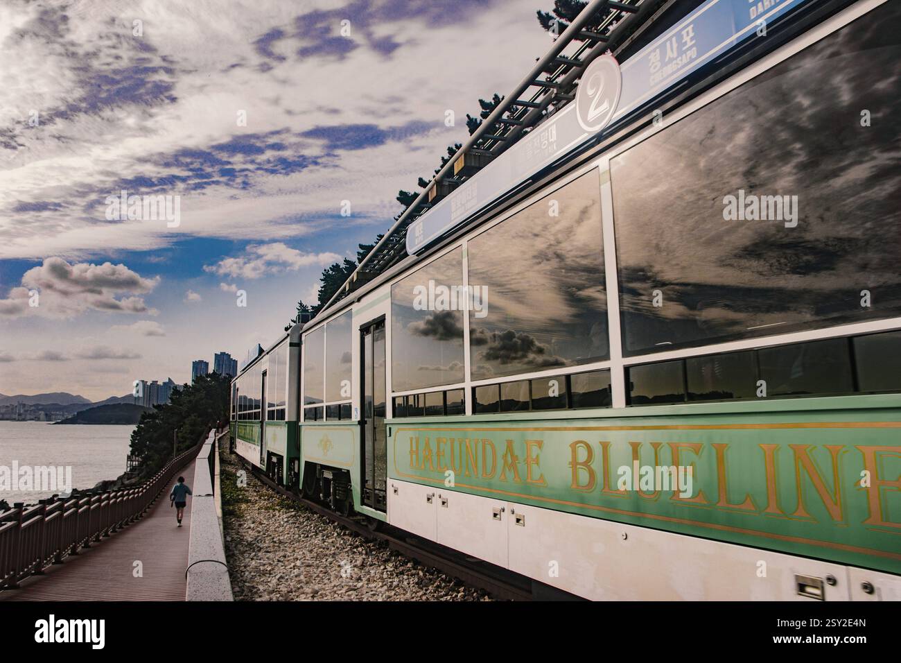 Busan, Corea del Sud - 29 ottobre 2024: Una vista panoramica del Parco Blueline di Haeundae con un sentiero a piedi, un treno turistico Foto Stock