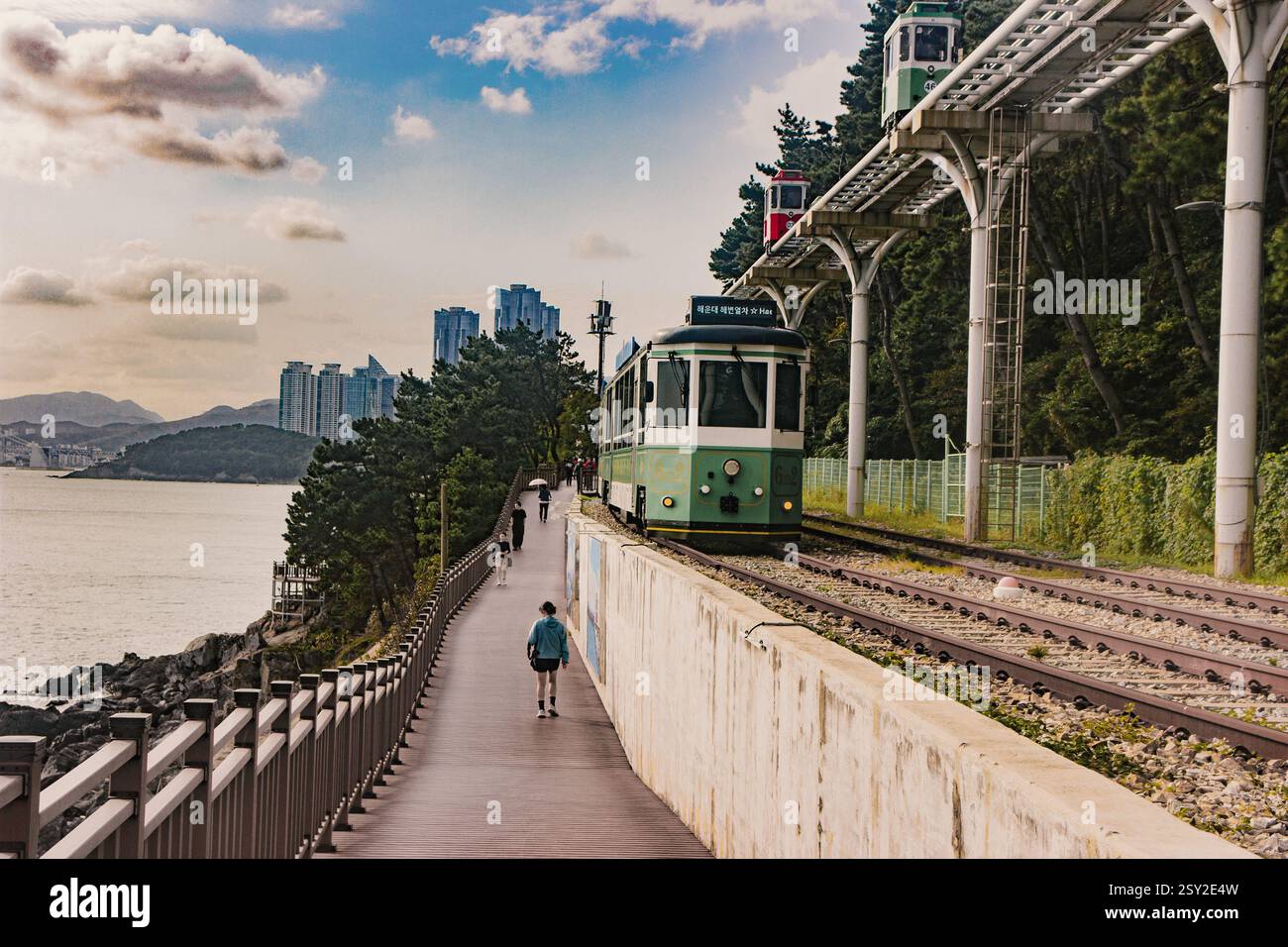 Busan, Corea del Sud - 29 ottobre 2024: Haeundae Blueline Park, un'attrazione costiera panoramica che presenta un sentiero a piedi, un treno turistico e capsule di cielo. Foto Stock