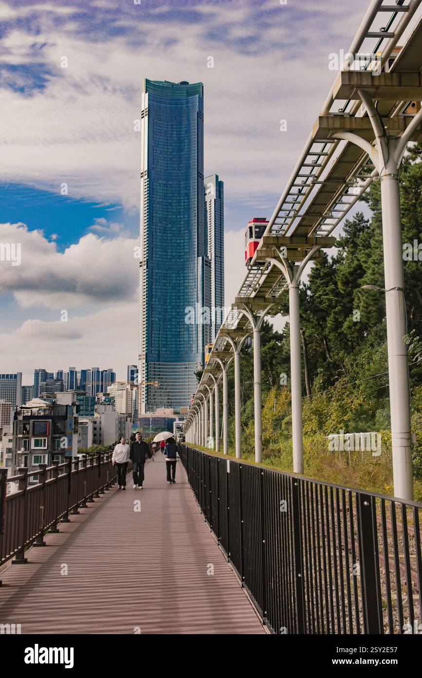 Busan, Corea del Sud - 29 ottobre 2024: La Busan Green Railway, nota anche come Haeundae Green Railway, è un sentiero costiero a piedi con un ponte in legno Foto Stock