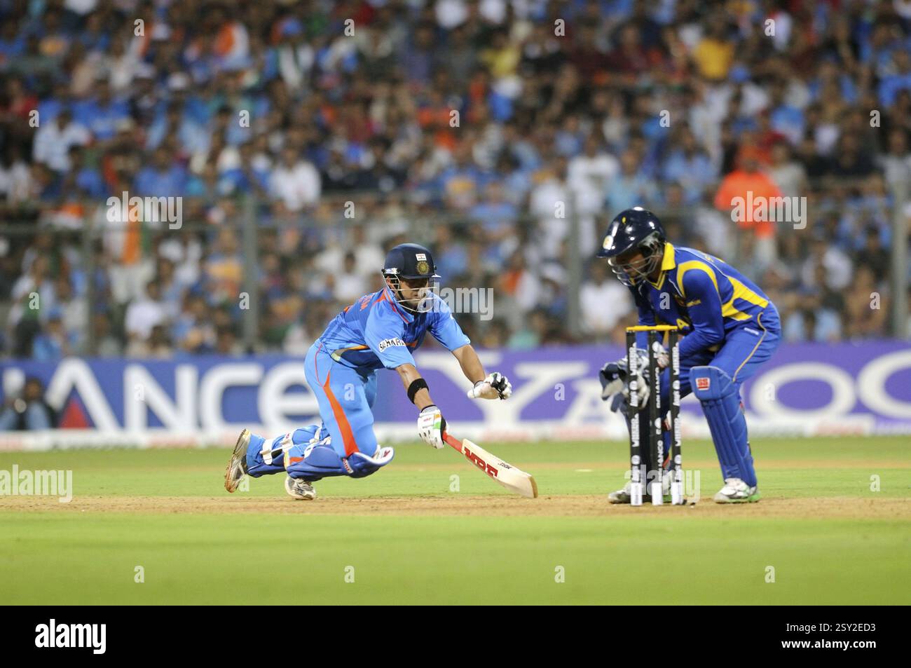 Il battitore Gautam Gambhir L raggiunge con successo il capitano dello Sri Lanka, il wicketkeeper Sangakkara Wankhede Stadium di Mumbai Foto Stock