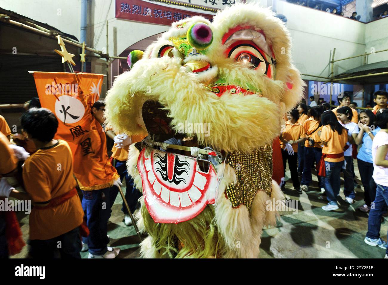 Festa di Capodanno cinese con ballo con maschera di leone, Calcutta Kolkata, Bengala Occidentale, India, Asia Foto Stock