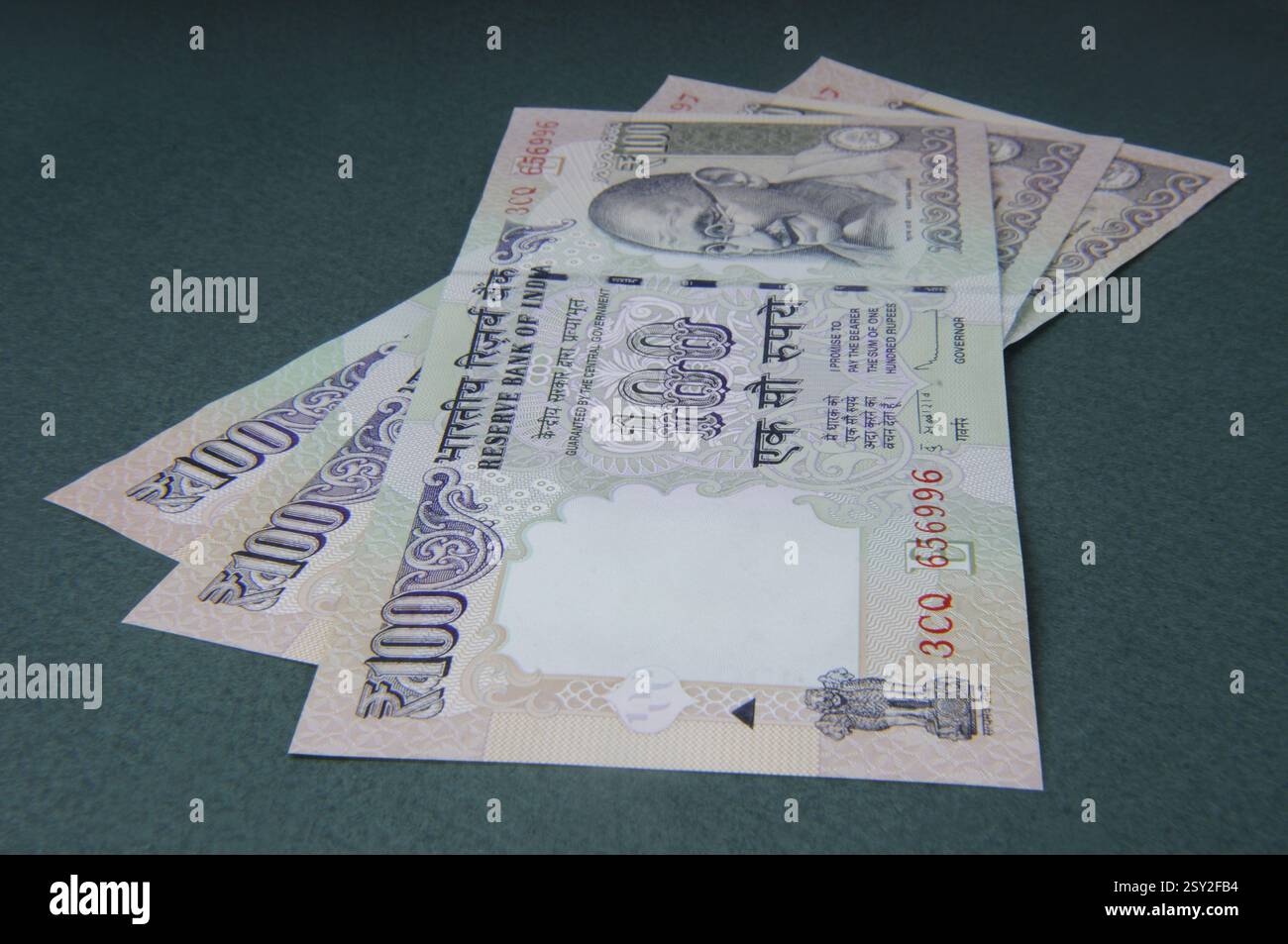 Concetto di valuta indiana banconote da cento rupie Foto Stock