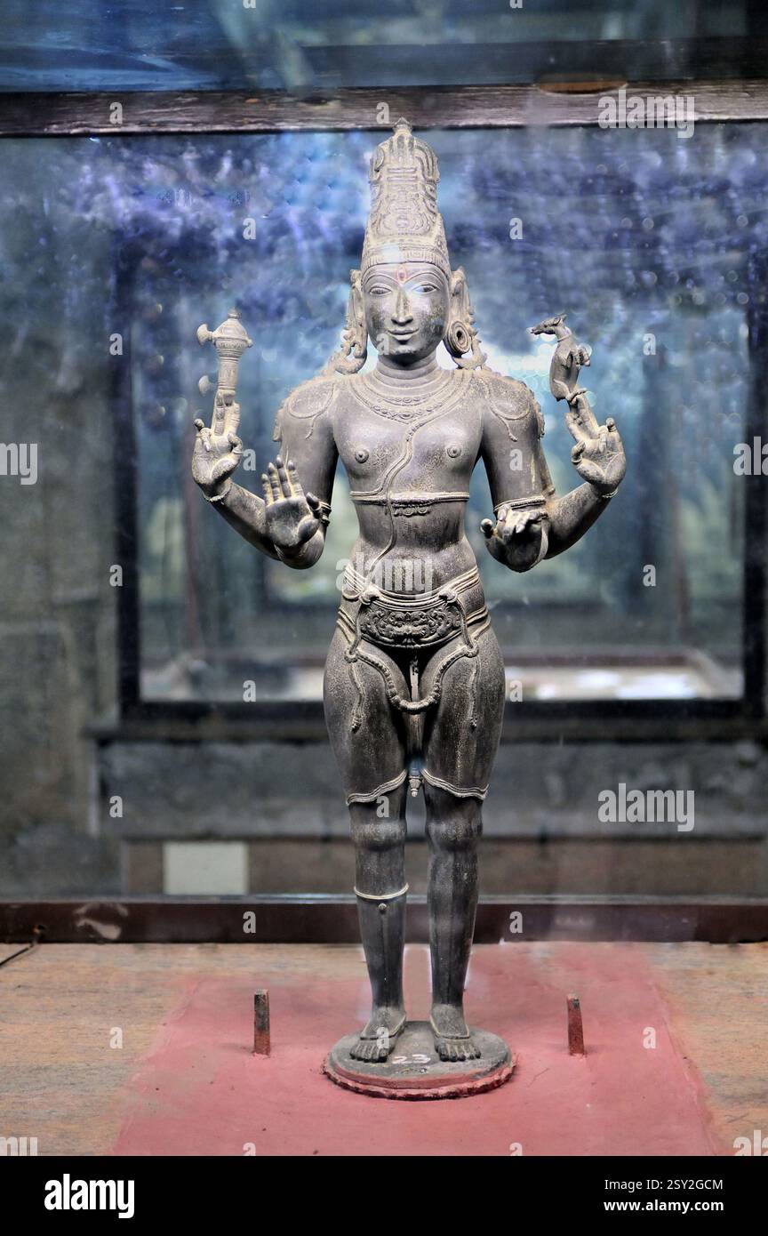 Statua in bronzo della dinastia Vishnu chola nel tempio meenakshi madurai tamilnadu india Asia Foto Stock